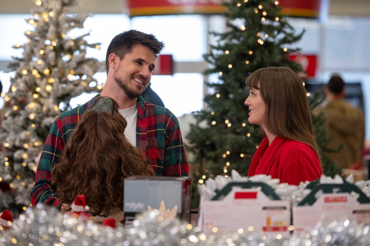 EXmas Review: Feels Like a Parody of Christmas Movies